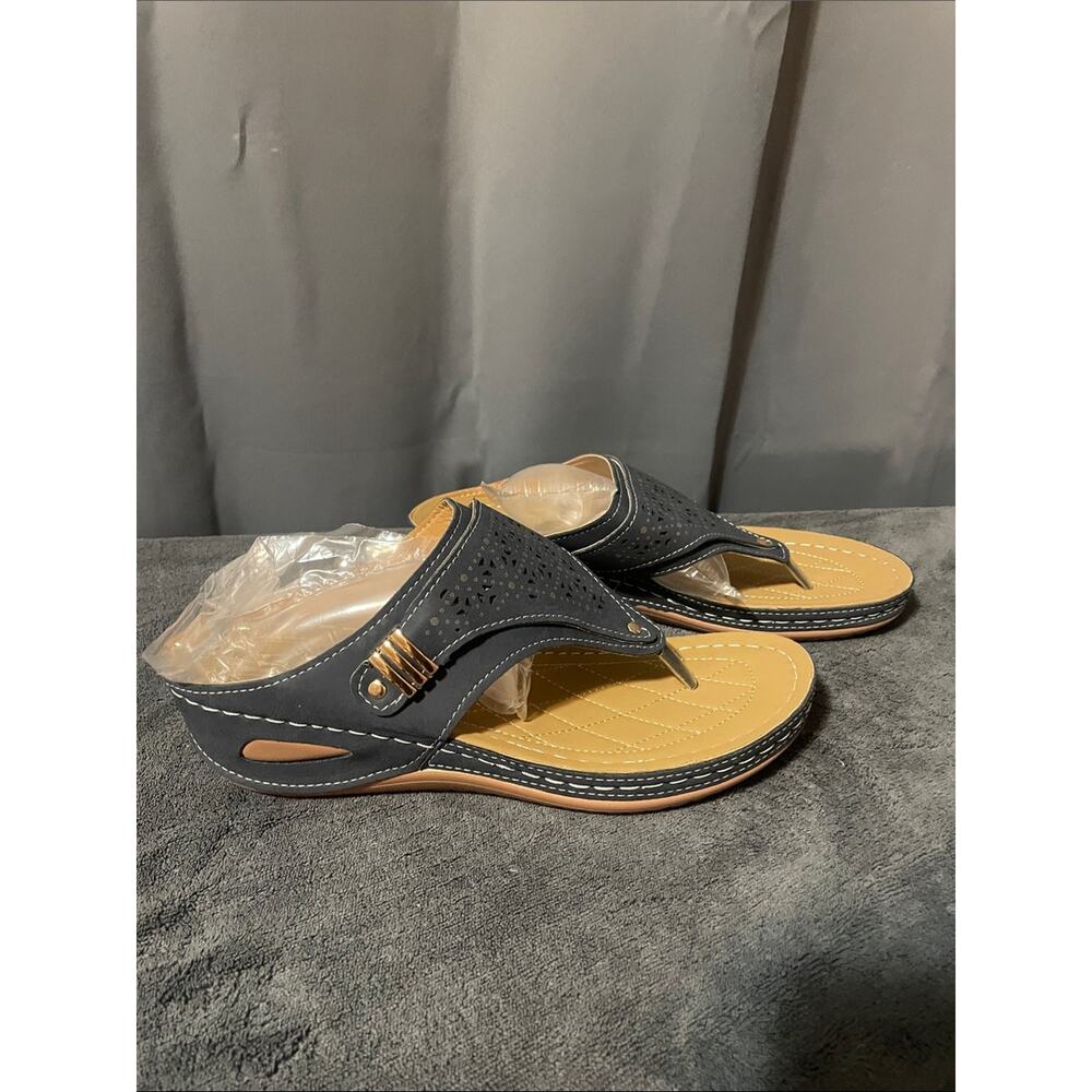 Women’s Navy Laser-Cut Thong Sandals with Quilted Footbed NWOT Size 11 - Picture 2 of 5